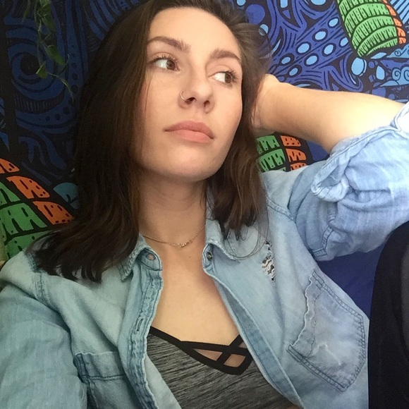 Meet your Posher, Kelley 🌉🌍✈️ - Picture 1 of 4